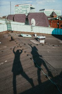Fotomädchen auf dem Dach