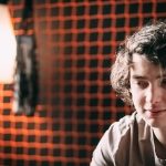 Dan Owen in einem Zimmer der Superbude St. Pauli