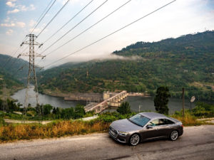 Audi A6 Sedan an der Talsperre Carrapatalo